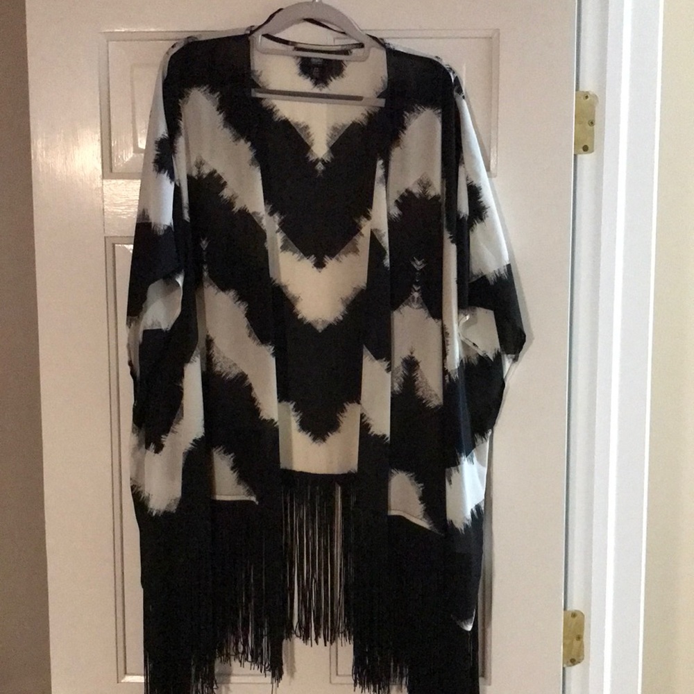Mossimo Black and White Shawl with Fringe lightly used S/M